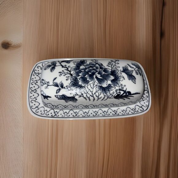 Hung Arts Blue White Floral Ceramic Butter Dish with Lid Made In Hong Kong - Picture 2 of 16